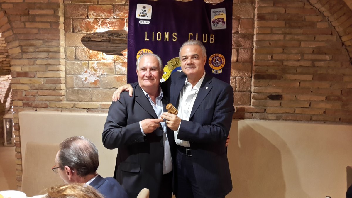 Scambio del martelletto alla guida del “Lions Club Termoli Host”,  tra il nuovo presidente Gianbattista Amoruso e il past-president Angelo Di Florio